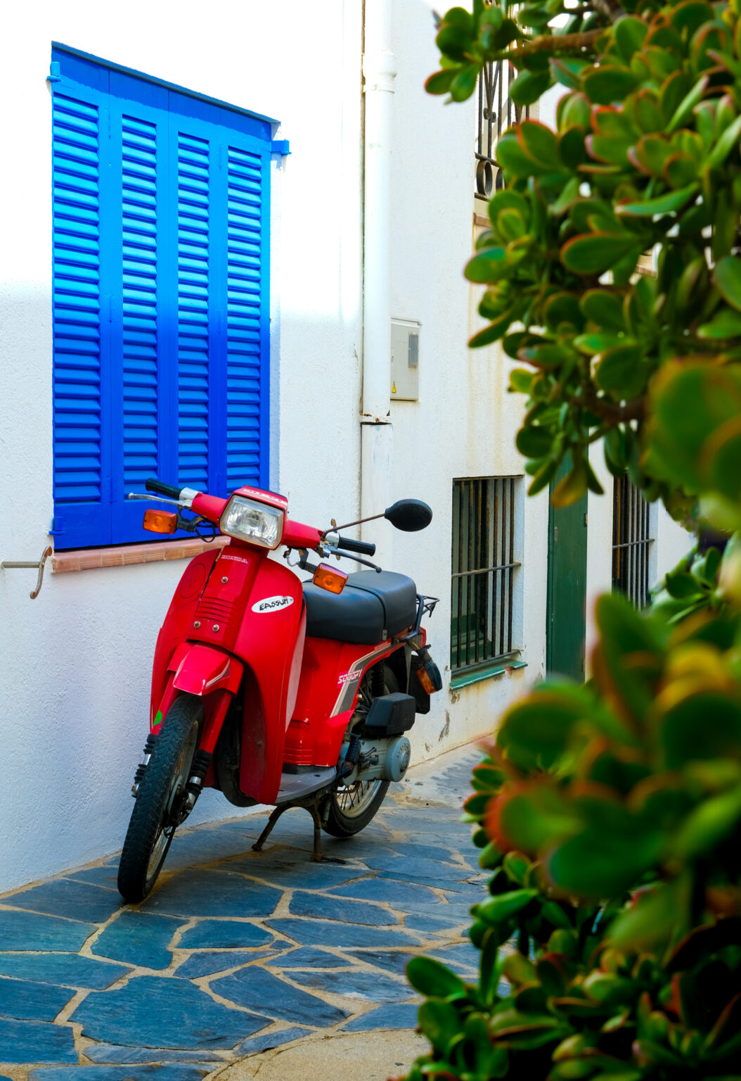 Scooter dans une ruelle de Cadaquès (España)