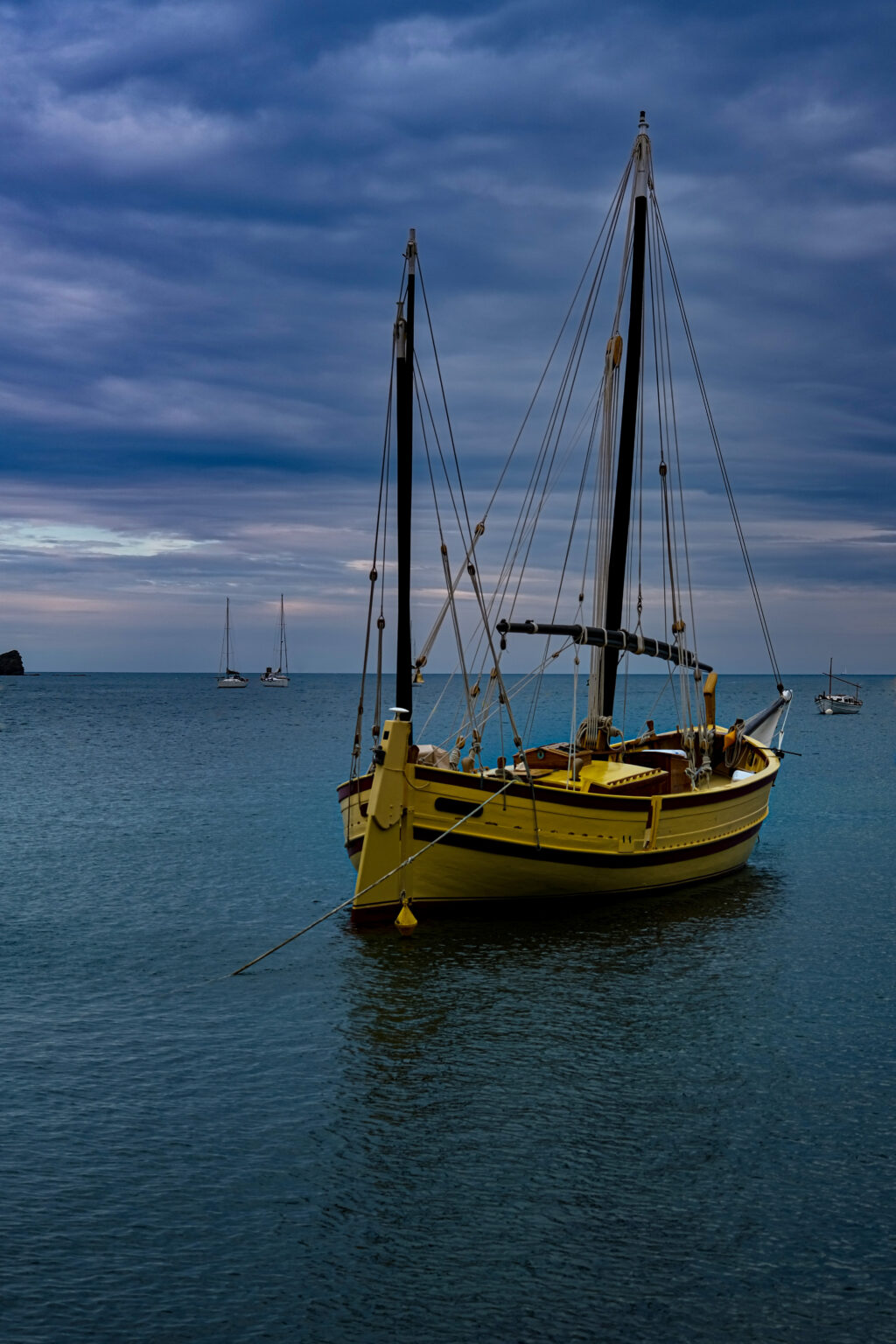 Bateau ancré dans la baie de Cadaquès (España)