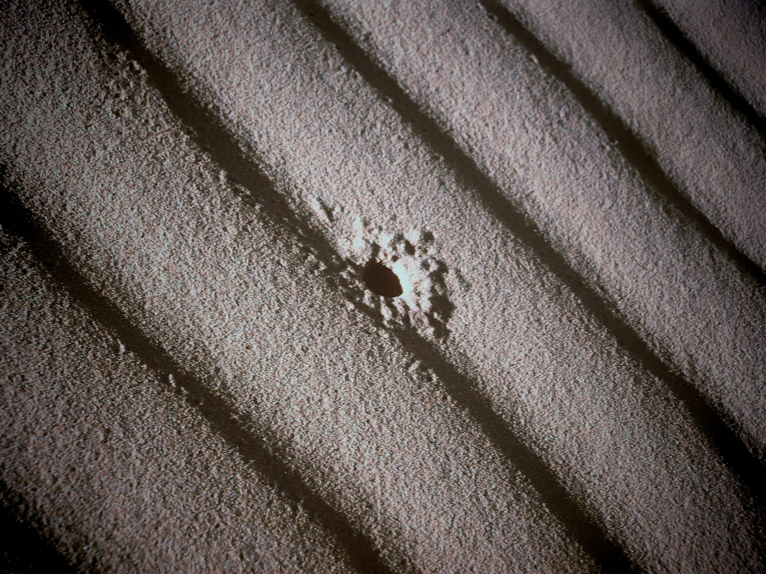 Trou d’insecte dans le sable, Erg Chebbi - Maroc